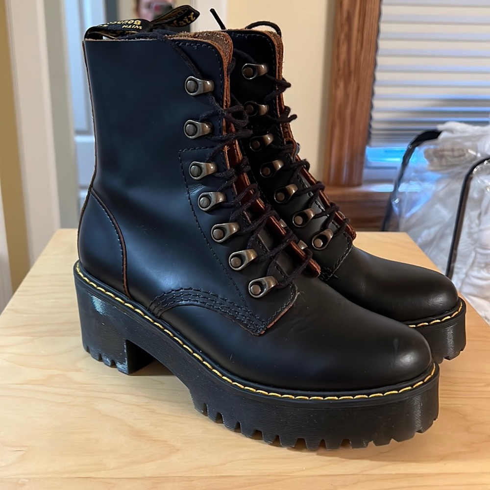 Dr. Martens - Leona Vintage Smooth Leather Heeled Boots - Black - Size 7 - EUC